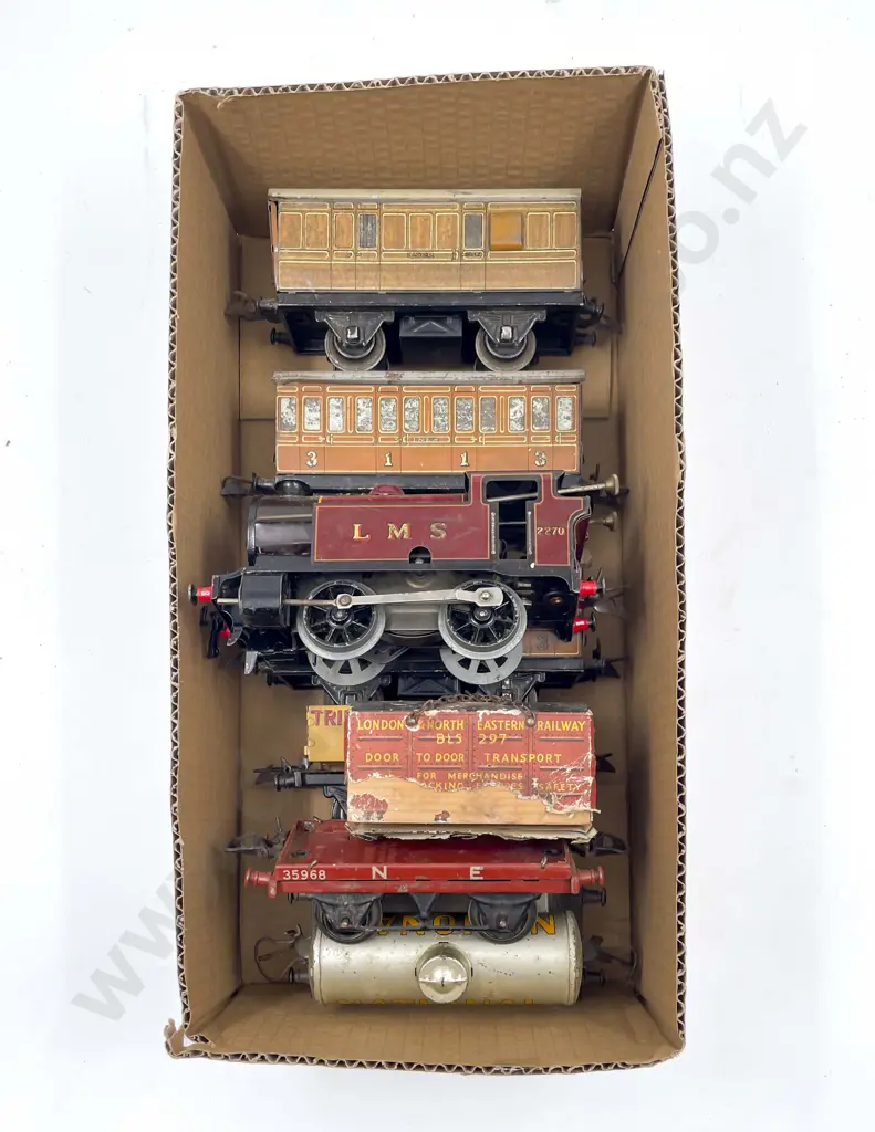 Hornby O Gauge Type 101 Tank LMS 2270 with three LNER Coaches and three rolling stock wagons Image 1++