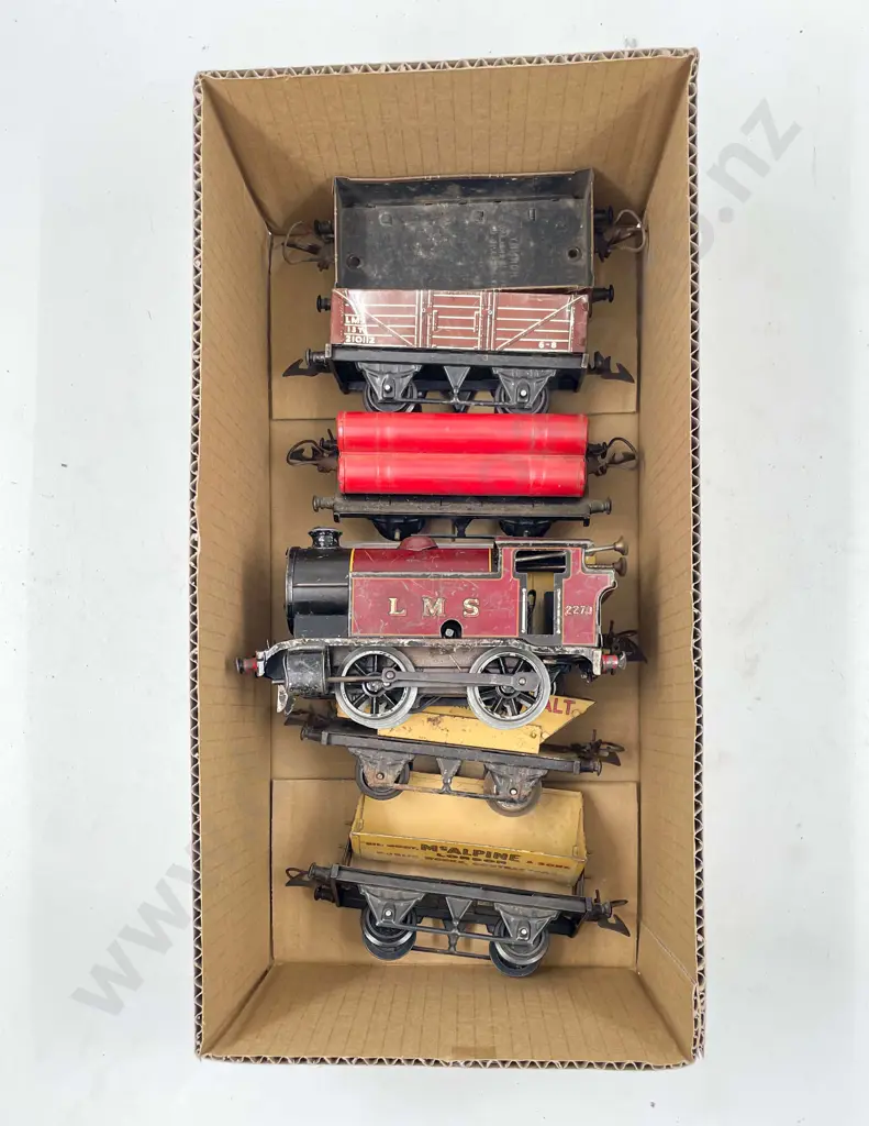 Hornby O Gauge Type 101 Tank LMS 2270 with six rolling stock wagons Image 1++