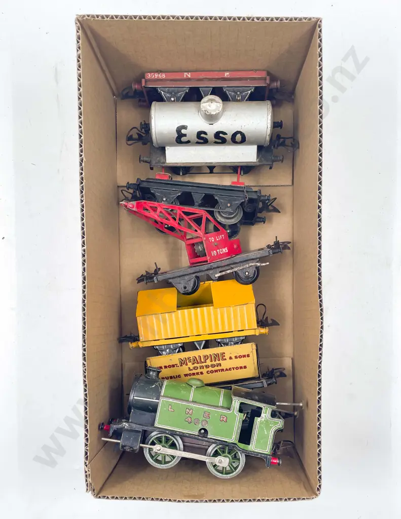 Hornby O Gauge Type 101 Tank LNER 460 with seven rolling stock wagons Image 1++