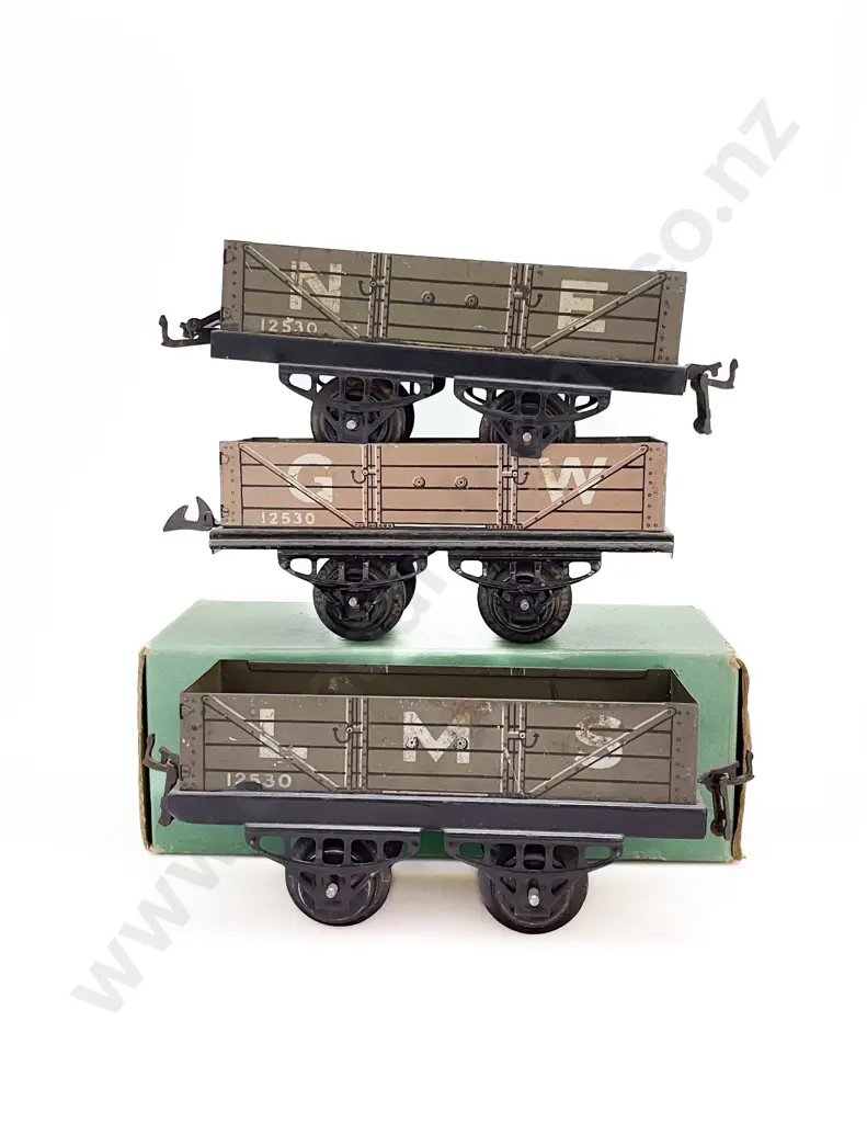 Hornby O Gauge Three Early Chassis Wagons and Two Fibre Wagons Image 1++