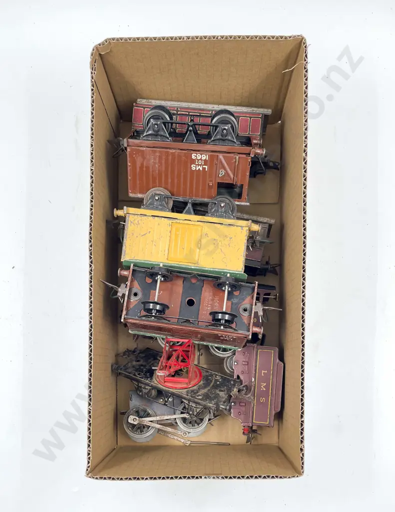 Hornby O Gauge Type 501 Locomotive and Tender 5600 LMS with six rolling stock wagons Image 1++