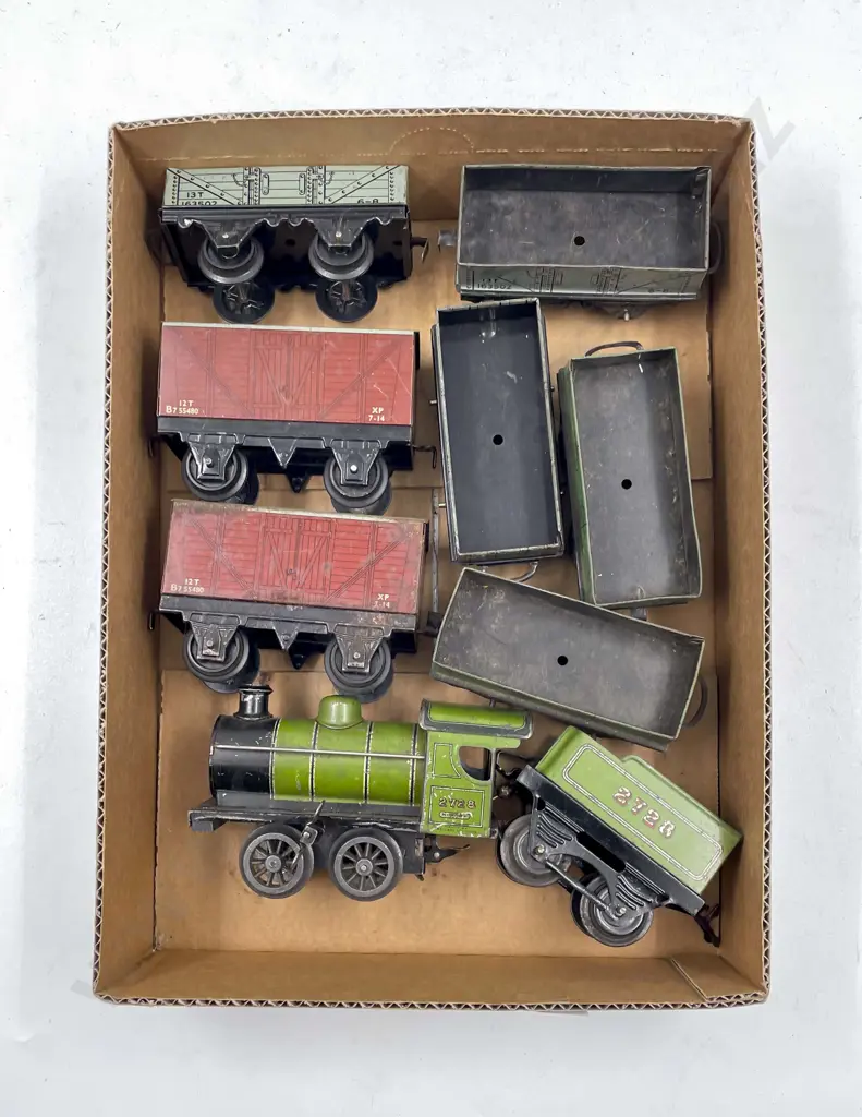 Hornby O Gauge C1930's Loco and Tender 2748 with seven rolling stock wagons Image 1++