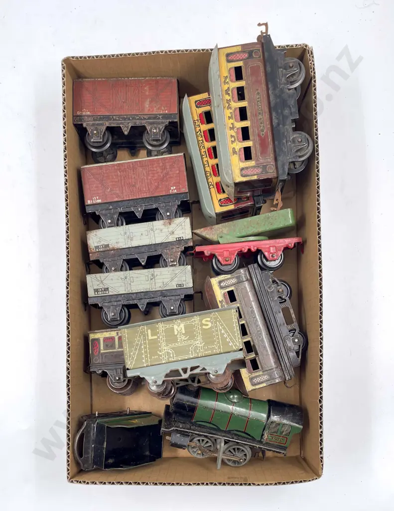 Hornby O Gauge Type 40 Loco and Tender 60985 BR with ten rolling stock wagons Image 1++