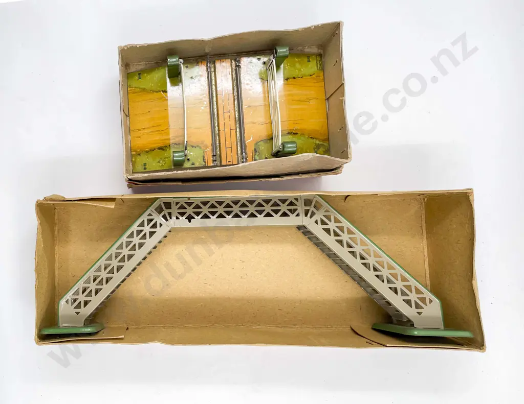 Hornby O Gauge Boxed No1 Level Crossing and No1 Footbridge Image 1++