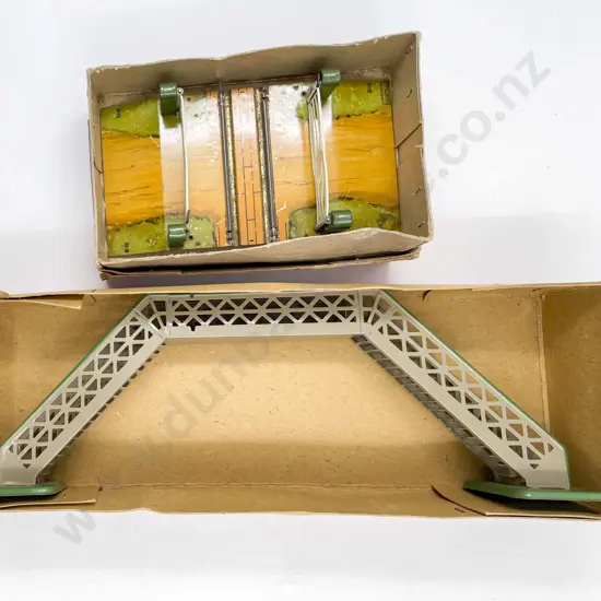 Hornby O Gauge Boxed No1 Level Crossing and No1 Footbridge