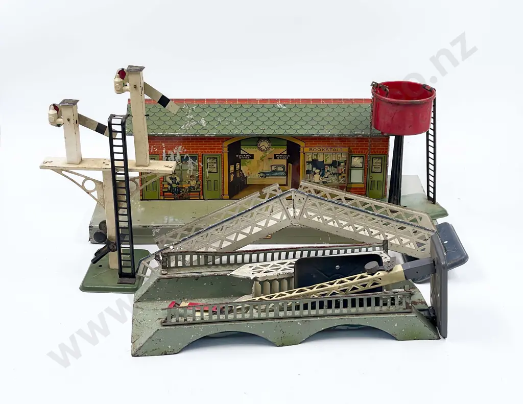 Hornby O Gauge No1 Station Foot Bridge two signals with water tower and girder bridge Image 1++