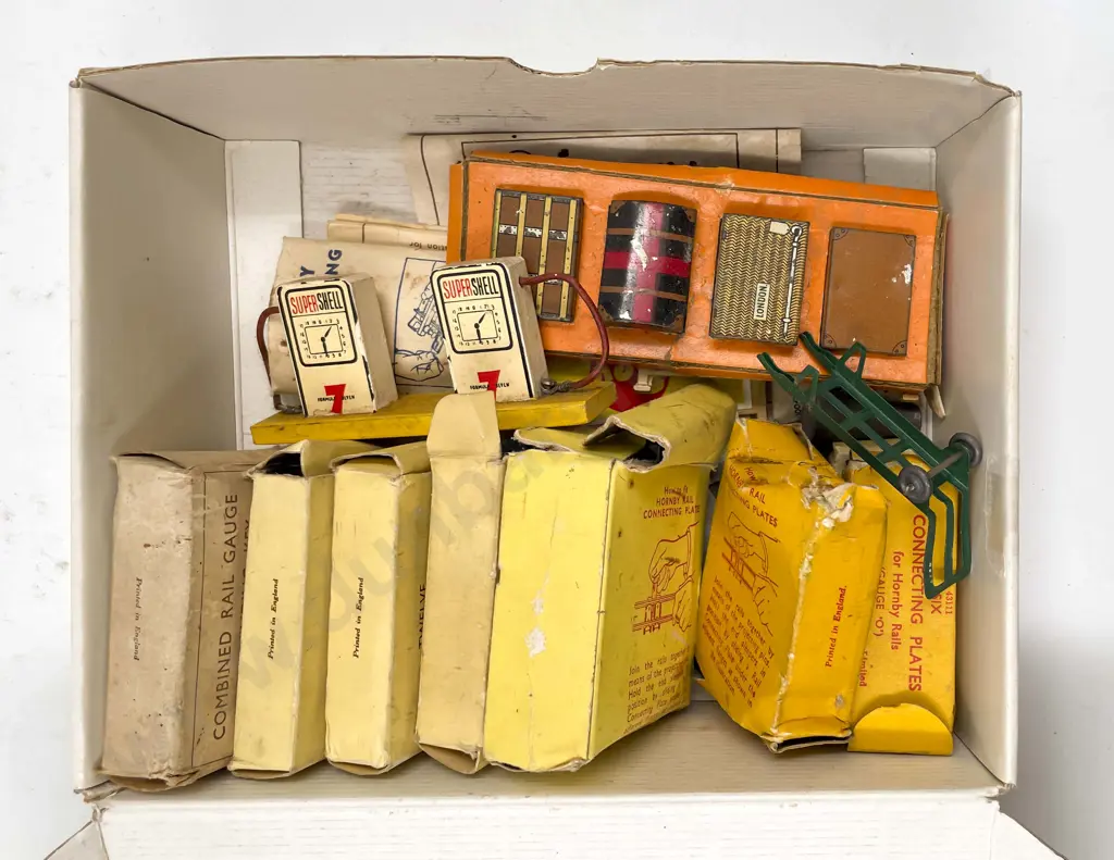 Hornby O Gauge Set Four Luggage with Trolley and qty connector plates lanterns Image 1++