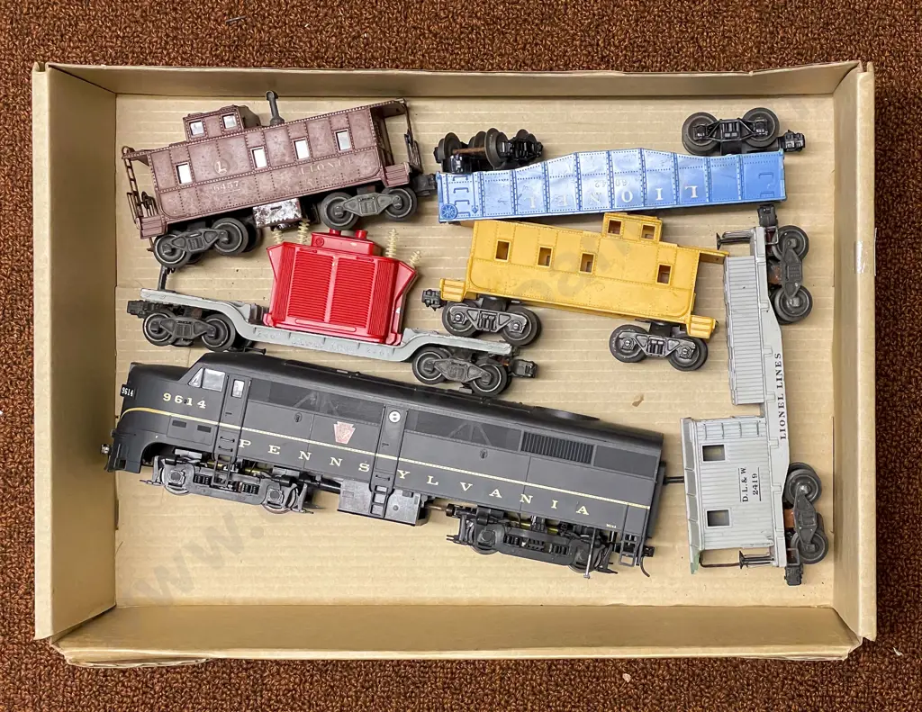 Lionel O Gauge Diesel 9614 Pennsylvania Locomotive with five diecast and plastic wagons Image 1++