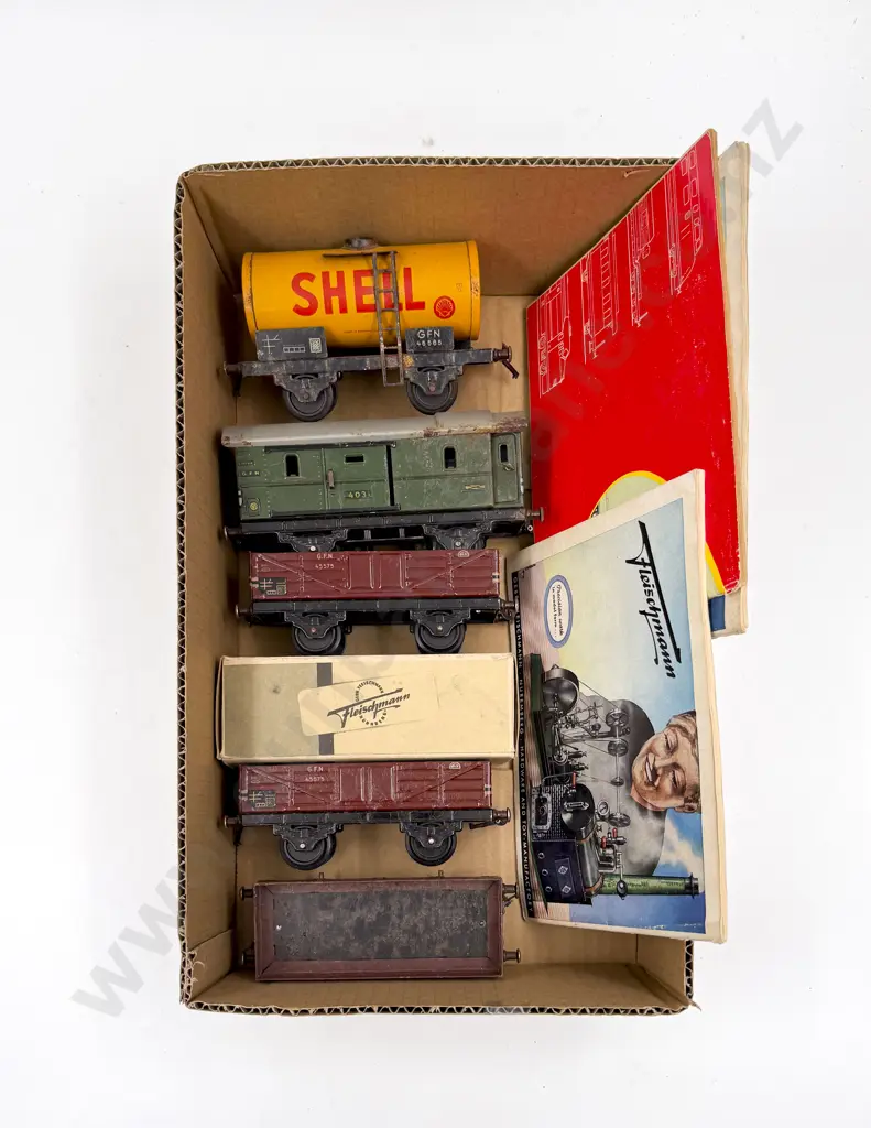 Fleischmann O Gauge Five Freight Cars and Baggage Car with three catalogues C1959 Image 1++