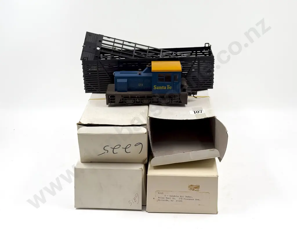 Atlas O Gauge WDT Switcher Santa Fe 21LZ O1181 with Four Partley Complete KIt Rolling Stock Wagons Image 1++