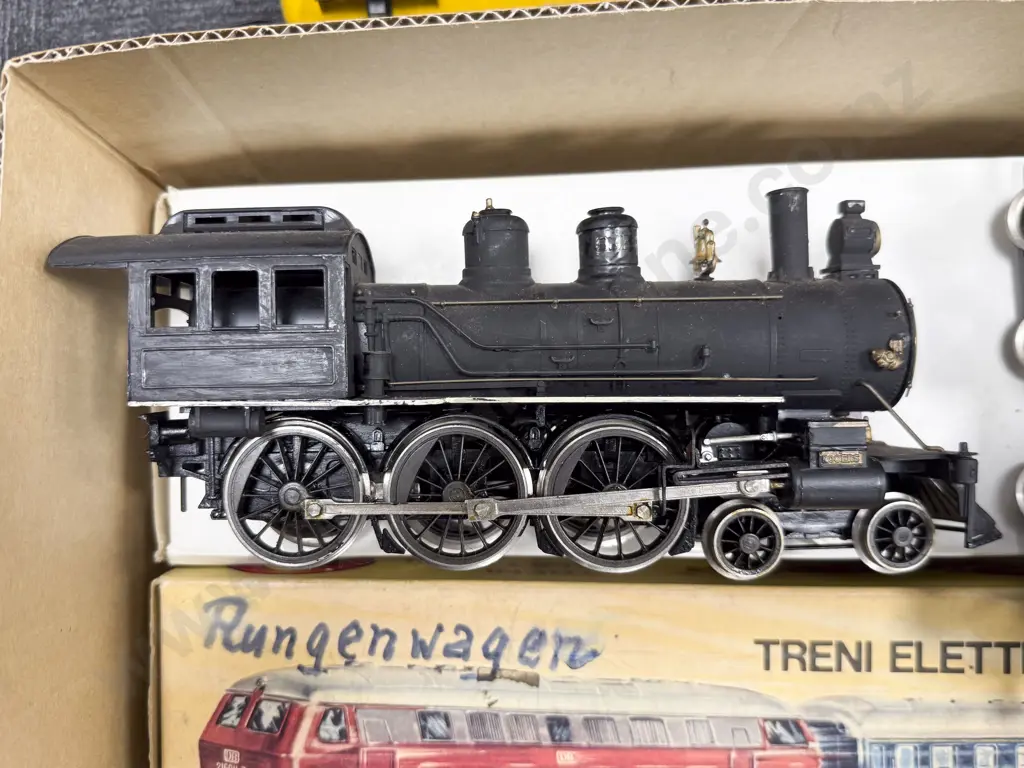 Rivarossi For AHM O Scale 4-6-0 Steam Locomotive and Tender with Four Rolling Stock Image 1++