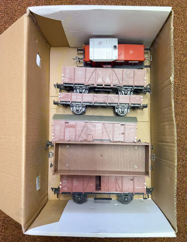 Pola Max for AHM O Scale 0-4-0 DB 134 Shunter with three open wagons and two box cars Image 1++