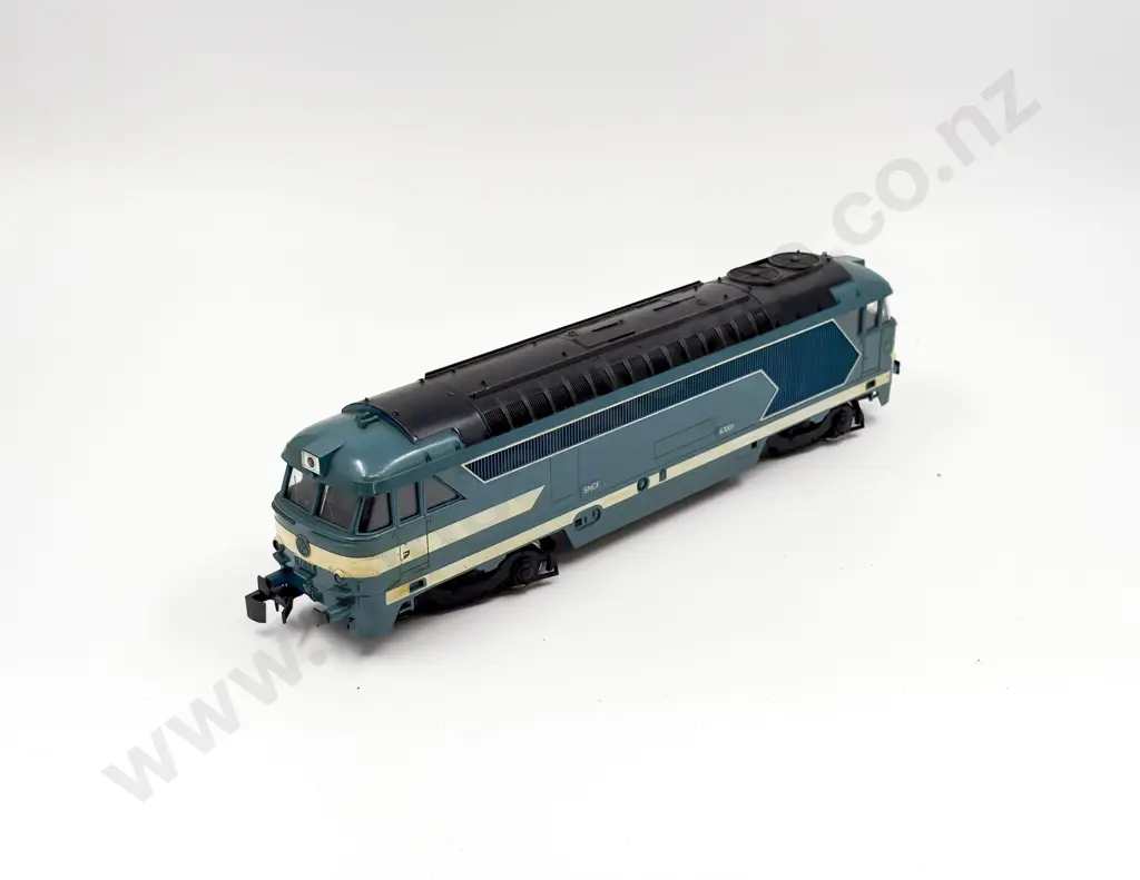 Lima O Scale Diesel SNCF 67001 Locomotive with Eight Rolling Stock Wagons Image 1++