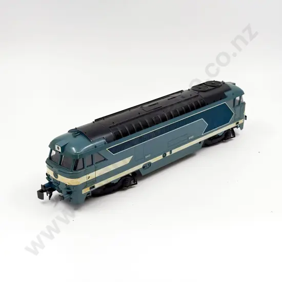 Lima O Scale Diesel SNCF 67001 Locomotive with Eight Rolling Stock Wagons