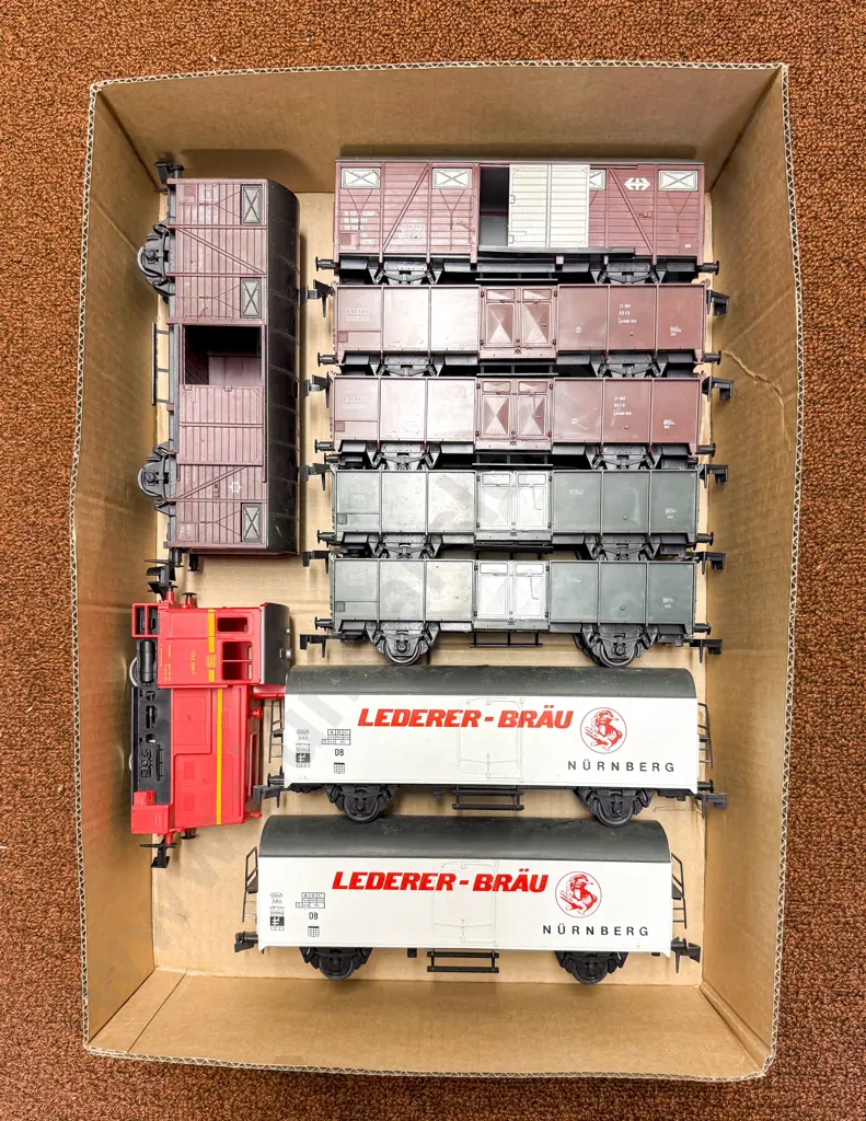 Lima O Scale DB 332 Shunter with Eight Rolling Stock Wagons Image 1++