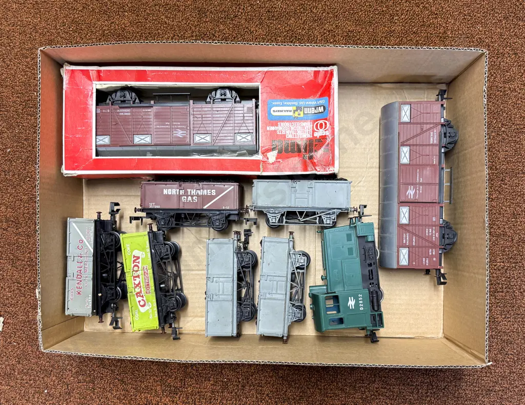 Lima O Scale (BR) D2852 Shunter with Eight Rolling Stock Wagons Image 1++