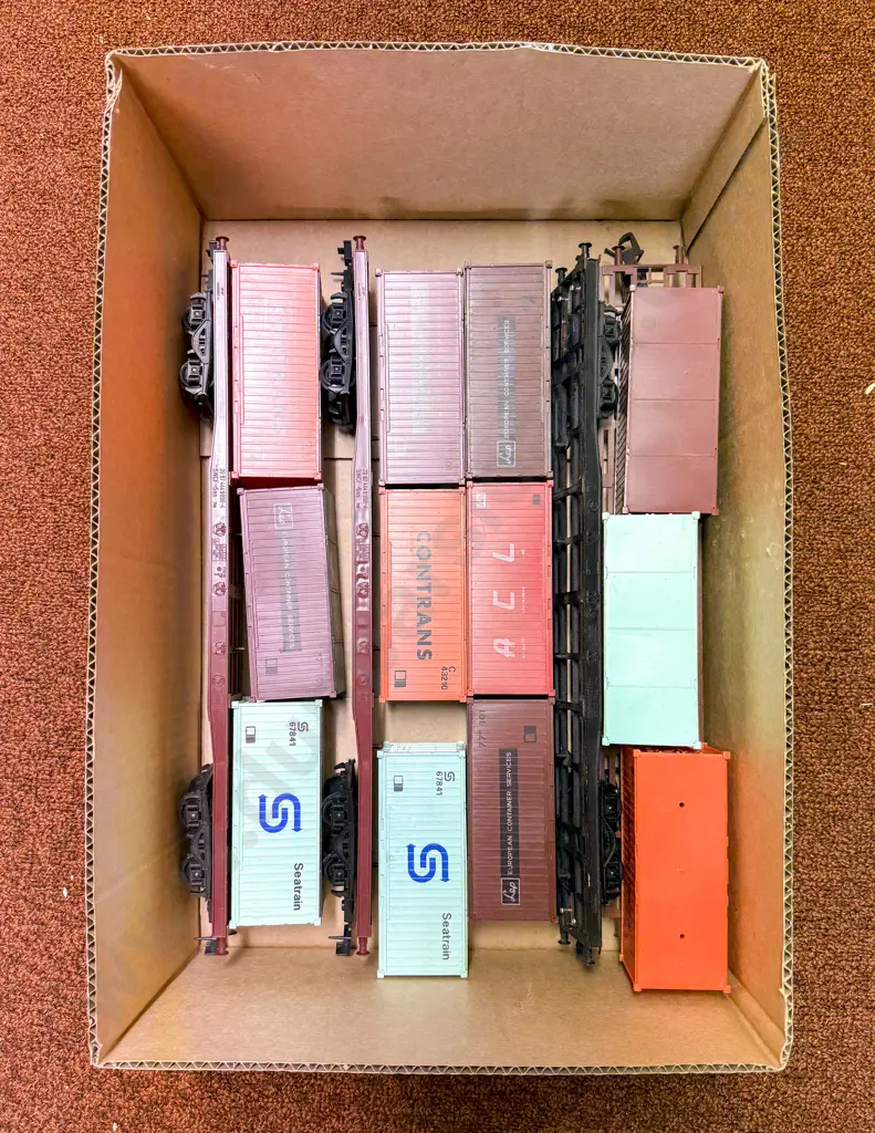 Lima O Scale Four Flat Deck Trailers each with Three Container Loads Image 1++