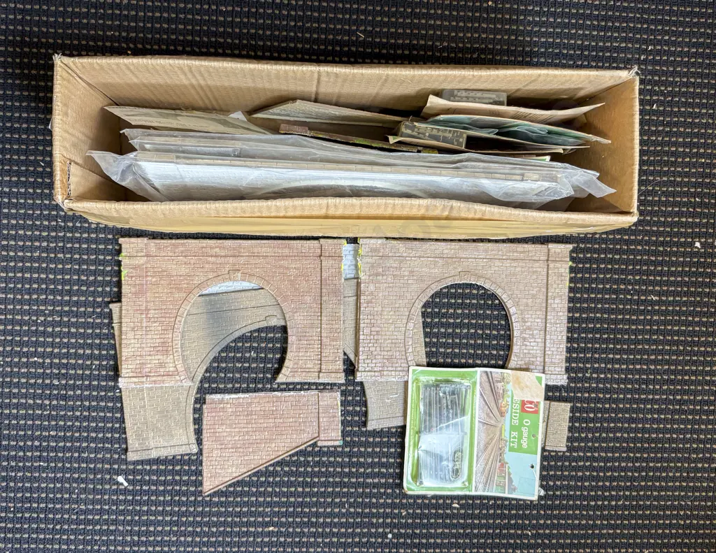 Qty Peco and Other O Gauge Tunnel Mouths and Walls with Fencing Image 1++