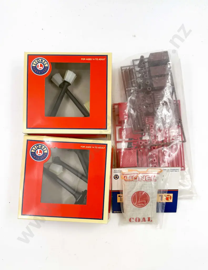 Lionel O Gauge Boxed Unboxed Station Platforms x2 Classic Street Lamps x2 with Wagon Loads Image 1++