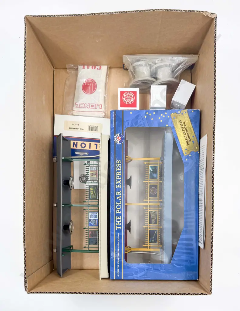 Lionel O Gauge Boxed Unboxed Station Platforms x2 Classic Street Lamps x2 with Wagon Loads Image 1++