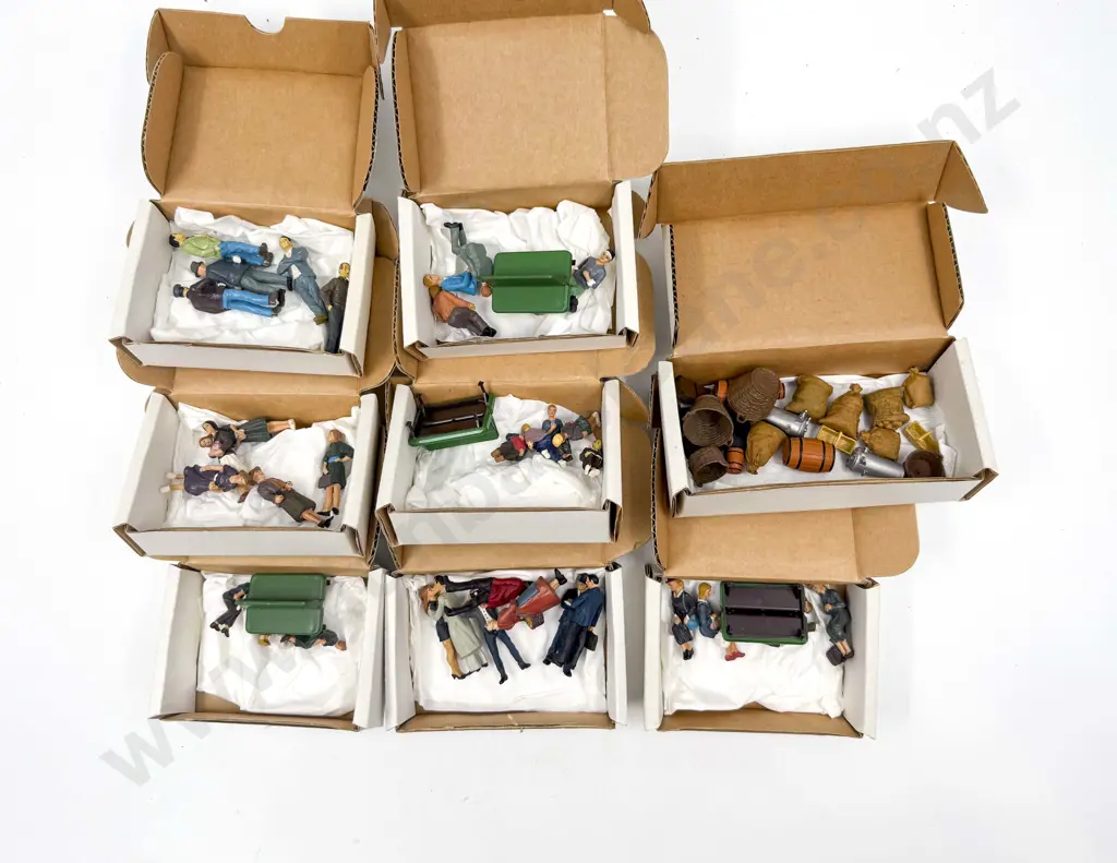 Hubner 1:32 Scale Railway Figures 7 packs of five figures and accessories packet Image 1++