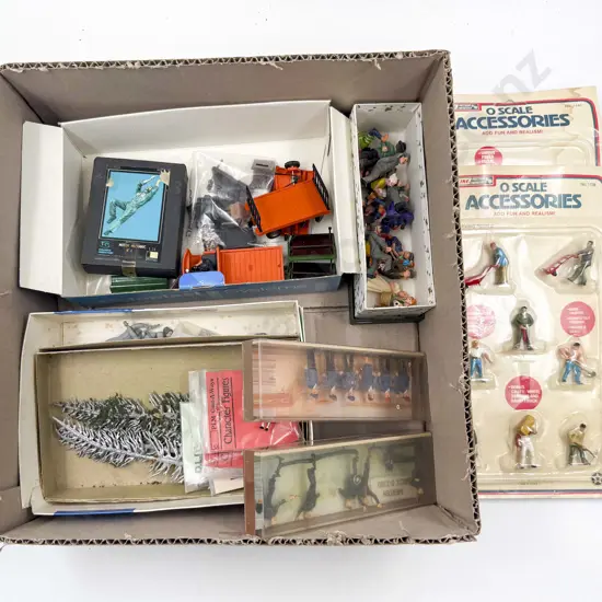 Various Manufacture Railway Figures with diecast undecorated figures