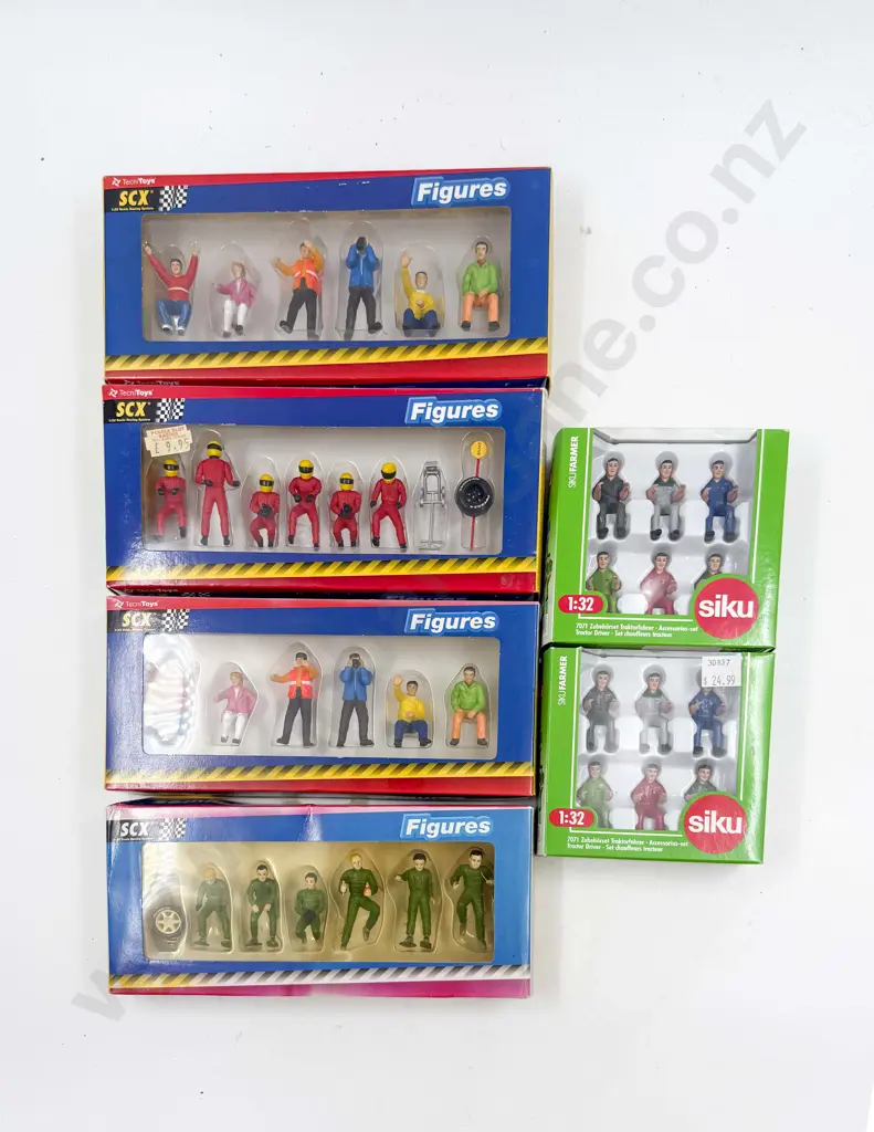 SCX 1:32 Scale Racing Figures x4 Packets with assorted unboxed figures and accessories Image 1++
