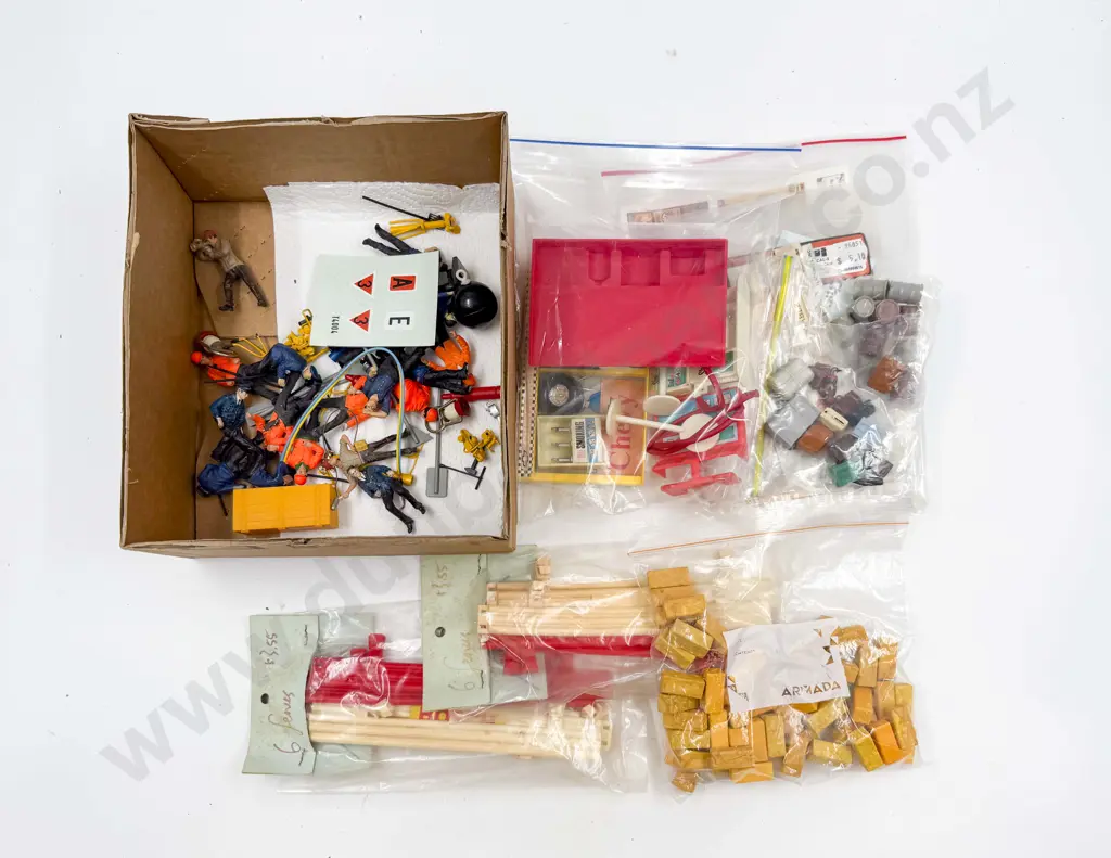 SCX 1:32 Scale Racing Figures x4 Packets with assorted unboxed figures and accessories Image 1++