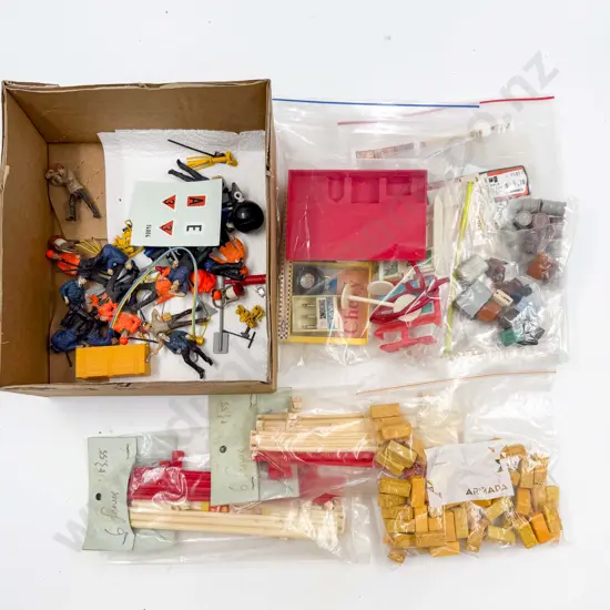 SCX 1:32 Scale Racing Figures x4 Packets with assorted unboxed figures and accessories