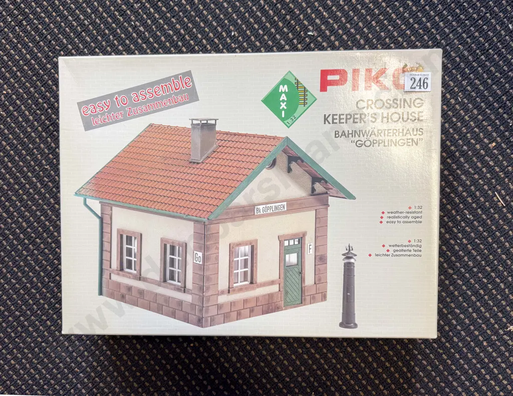 Piko Maxi 1:32 Scale Boxed Easy to Assemble Crossing Keepers House Image 1++