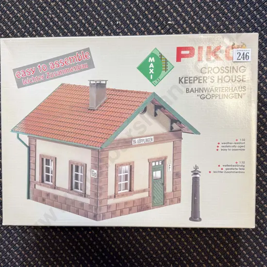 Piko Maxi 1:32 Scale Boxed Easy to Assemble Crossing Keepers House