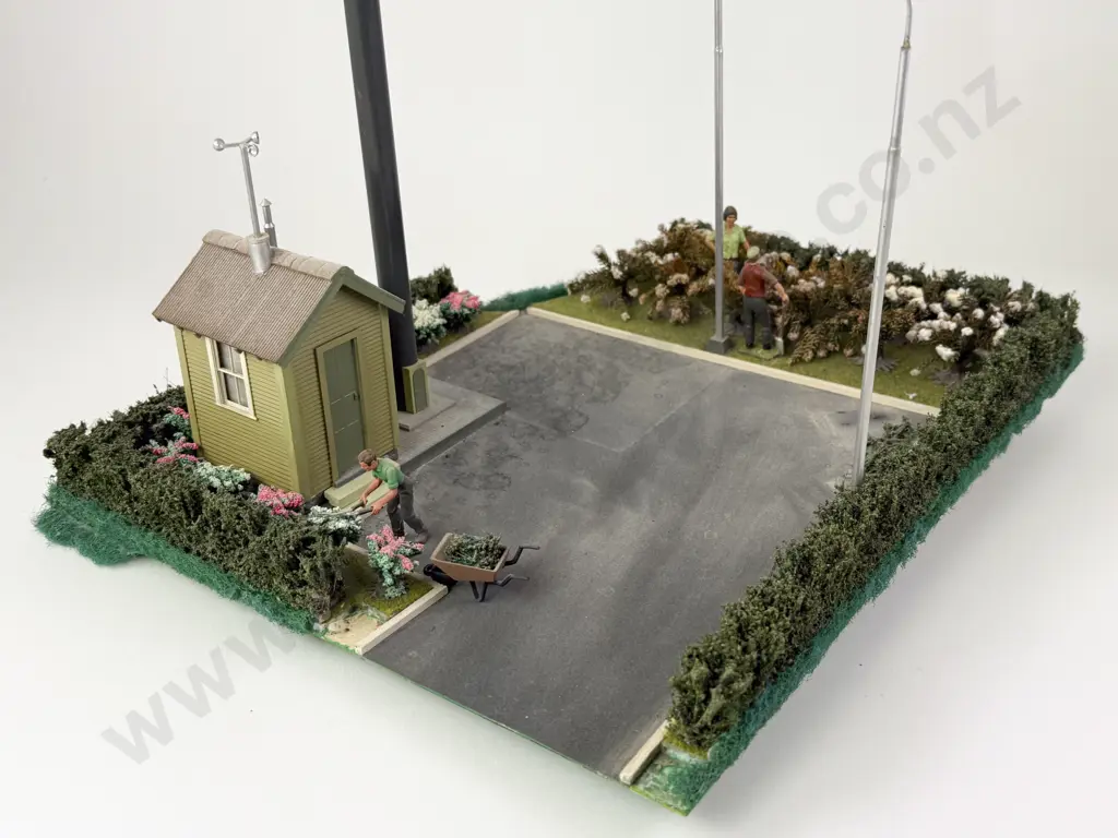 Piko Maxi 1:32 Scale Pavillon Gazebo Kit and HO Gauge Completed Power Station with Accessories Image 1++