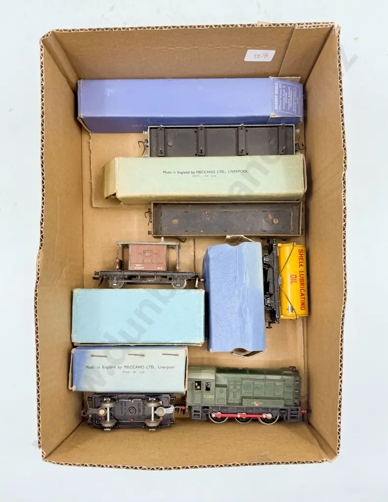 Hornby Dublo HO Gauge Unboxed D3302 Shunter 2-Rail with Five Rolling Stock Wagons Image 1++