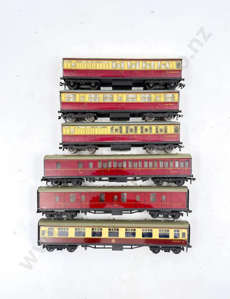 Hornby Dublo HO Gauge Unboxed Six Various Suburban Coaches Image 1++