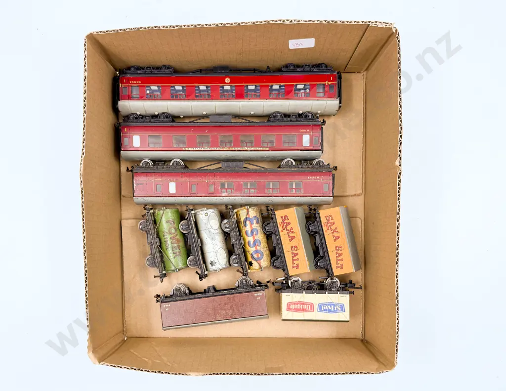 Hornby Dublo HO Gauge Unboxed Three Corridor Coaches and Seven Rolling Stock Wagons Image 1++