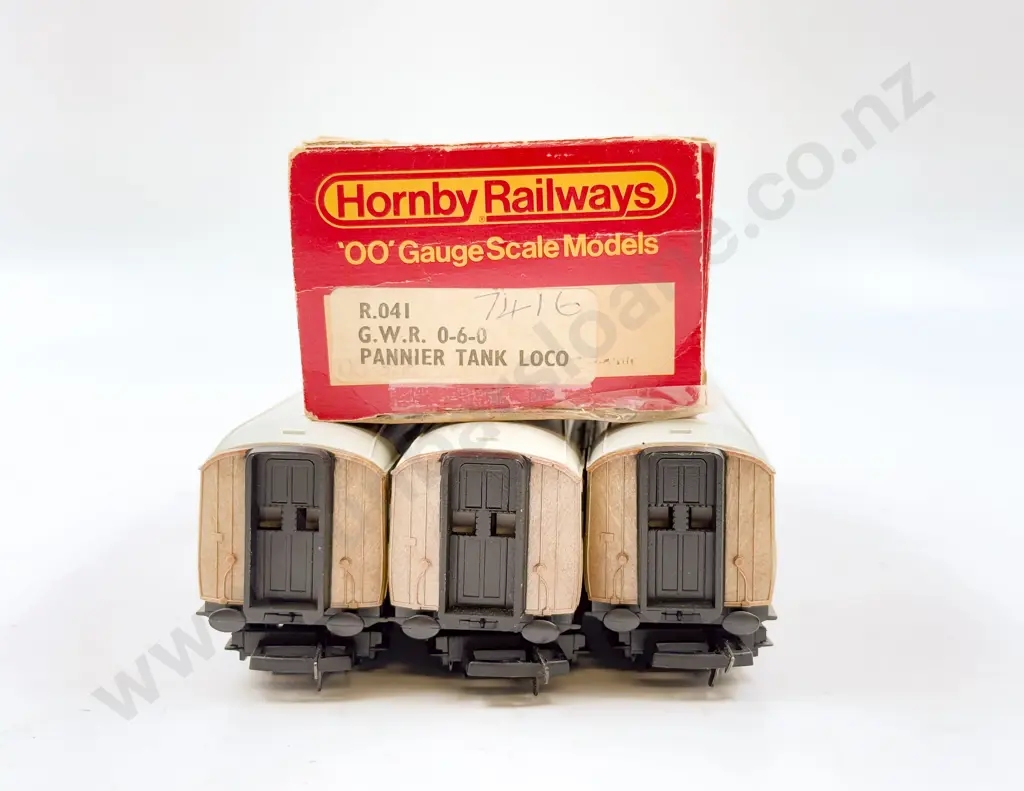 Hornby Railways Boxed BR 0-6-6 Pannier Tank Loco and Three Unboxed LNER Gresley Coaches Image 1++
