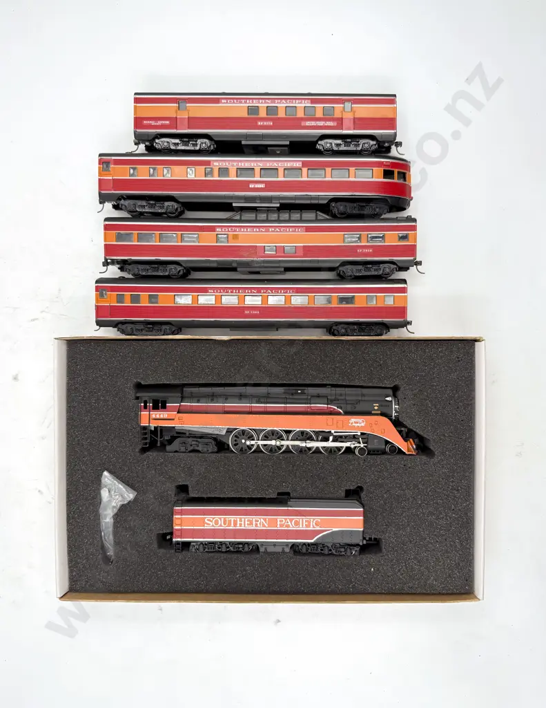 Bachmann HO Gauge Boxed Southern Pacific 4-8-4 (GS4 Daylight) Locomotive with unboxed four Southern Pacific Coaches Image 1++