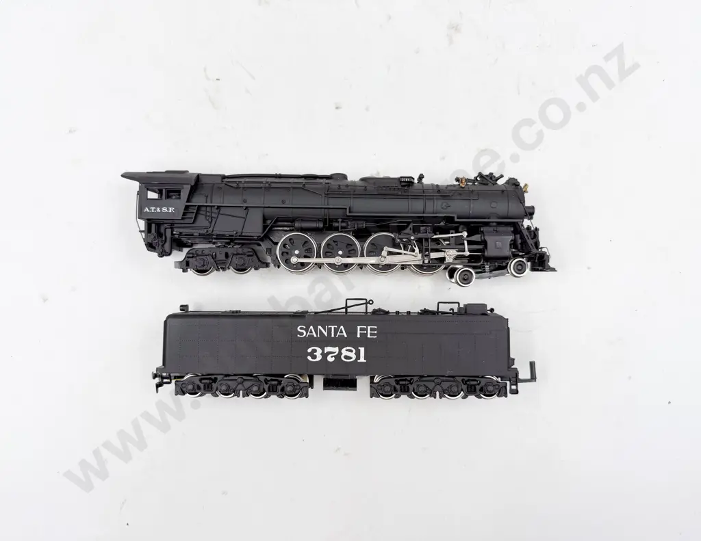 Bachmann HO Gauge 4-8-4 Locomotive and Tender AT SF Santa Fe 3781 Image 1++