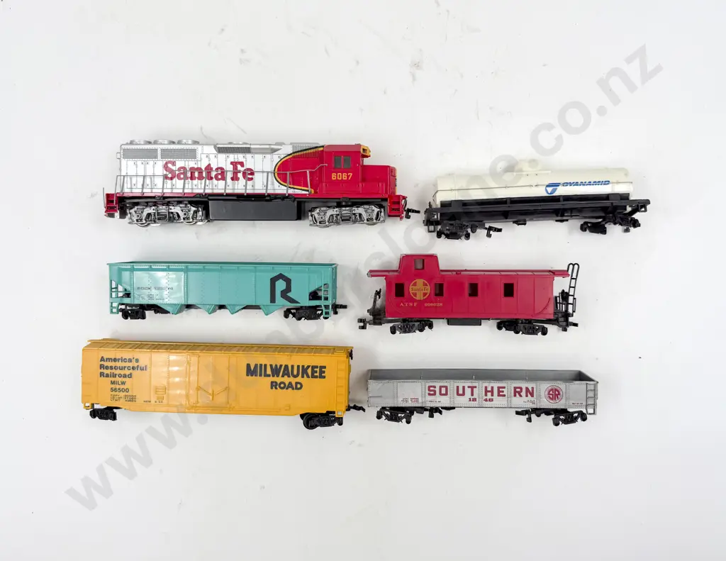 Bachmann HO Gauge Bo-Bo Diesel Locomotive 6067 Santa Fe with five rolling stock wagons Image 1++