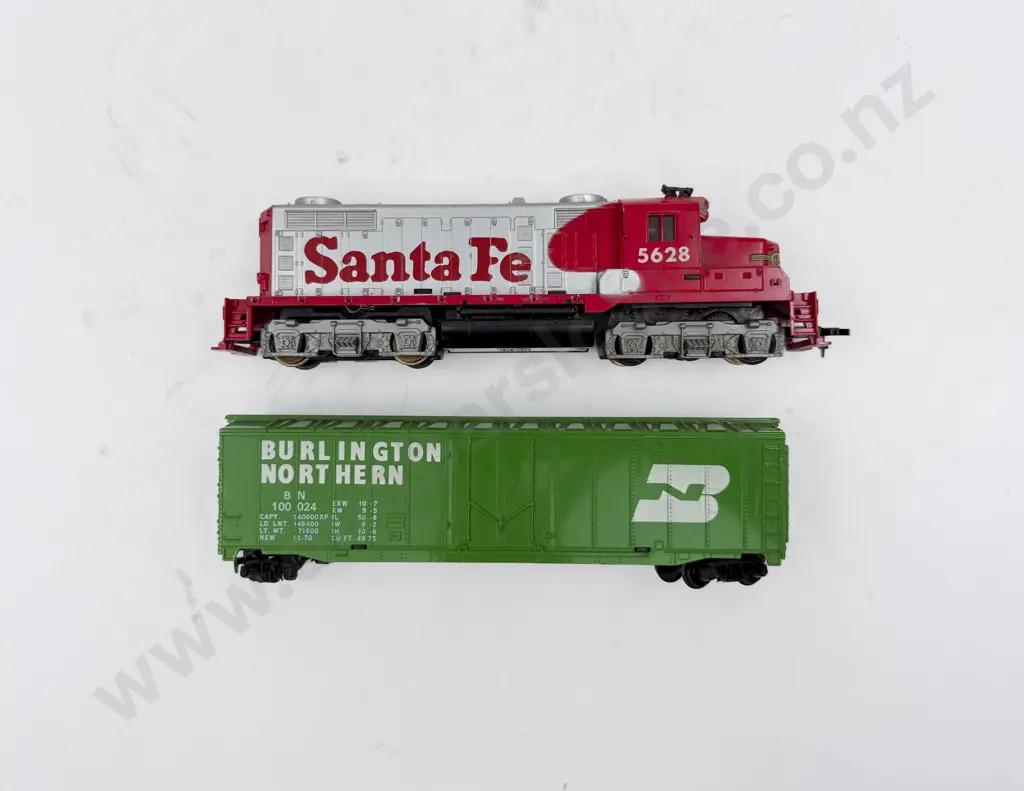 Tyco HO Gauge Sante Fe Diesel Locomotive and 11 Rolling Stock Wagons (playworn) Image 1++
