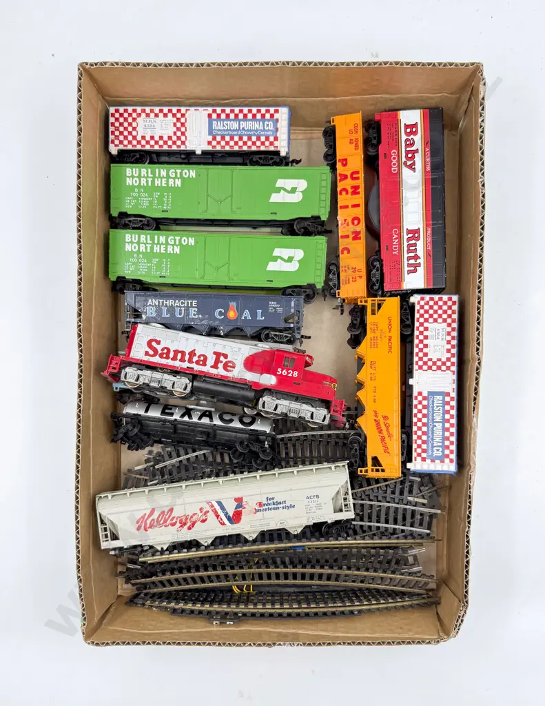 Tyco HO Gauge Sante Fe Diesel Locomotive and 11 Rolling Stock Wagons (playworn) Image 1++