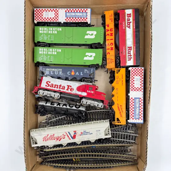 Tyco HO Gauge Sante Fe Diesel Locomotive and 11 Rolling Stock Wagons (playworn)