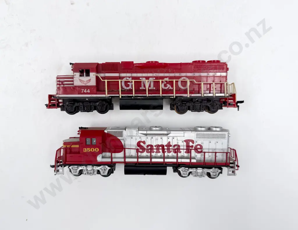 Life-Like HO Gauge Two Diesel Locomotives and 9 Rolling Stock Wagons (playworn) Image 1++