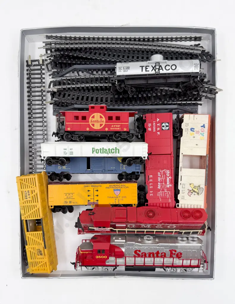 Life-Like HO Gauge Two Diesel Locomotives and 9 Rolling Stock Wagons (playworn) Image 1++