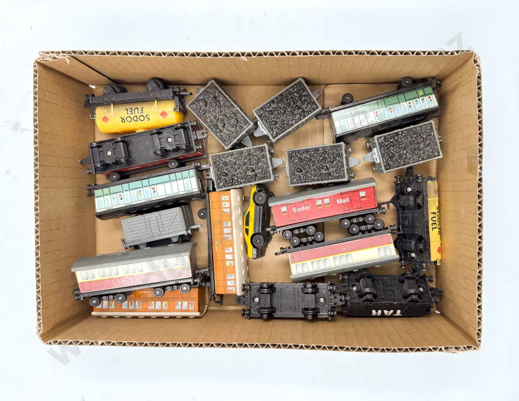Blue-Ray HO Gauge Loco Rolling Stock with Track and Controller Image 1++