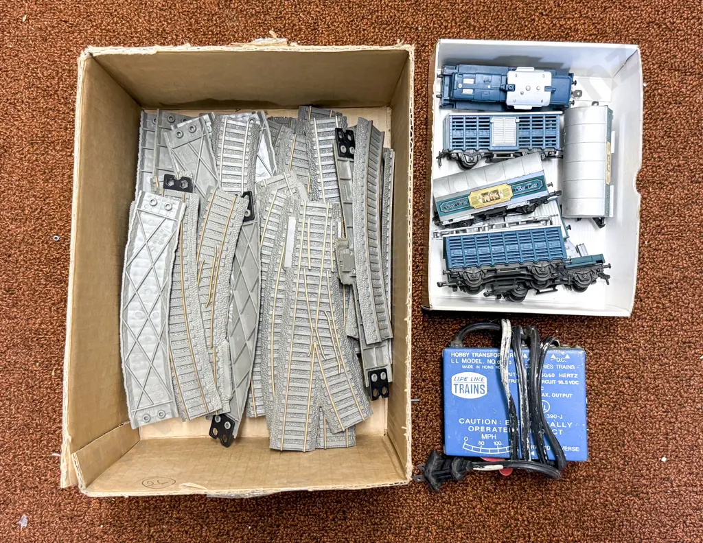 Blue-Ray HO Gauge Loco Rolling Stock with Track and Controller Image 1++