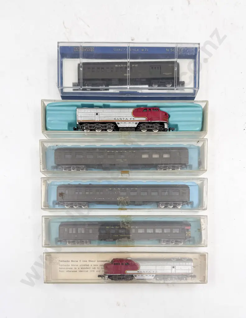 Atlas N Gauge Ref 2121 FM C AT&SF Locomotive with Dummy and Four Passenger Coaches Image 1++
