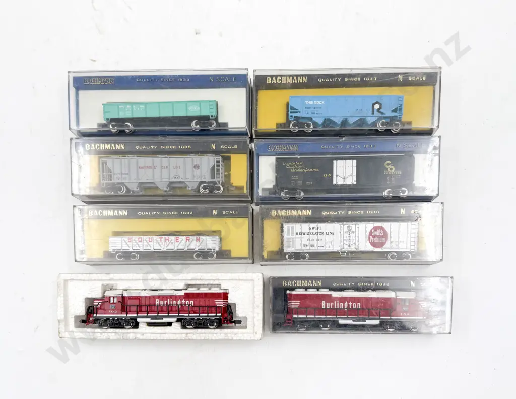 Bachman N Gauge EMD GP40 Locomotive Burlington with Dummy and Six Rolling Stock Wagons Image 1++