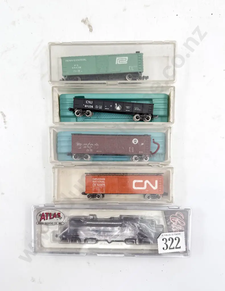 Atlas N Gauge 42305 RSD 4/5 Southern Pacific Loco with Four Rolling Stock Wagons Image 1++