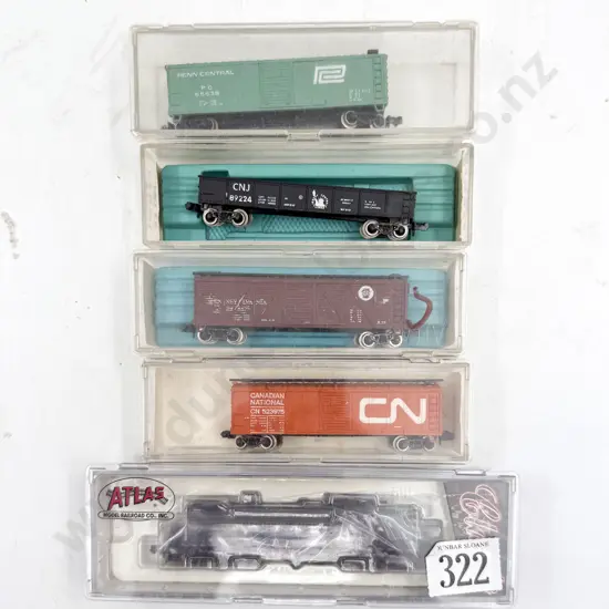 Atlas N Gauge 42305 RSD 4/5 Southern Pacific Loco with Four Rolling Stock Wagons